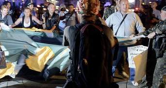 "Беркут" бив і штовхав безбожно з матюками, – журналіст про нічний напад на мітинг (Фото)