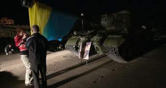 Путинских байкеров ждал под Минском танк с украинским и бело-красно-белым флагами