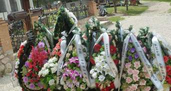 На могиле сына Януковича появилась табличка с его именем