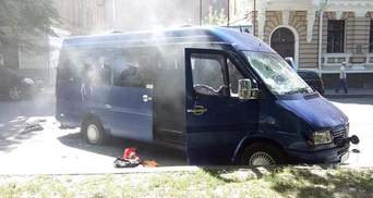 Сутички у Харкові: спалений мікроавтобус, одного активіста поранено