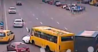Маршрутка врезалась в патрульный автомобиль в Киеве