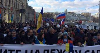 У центрі Москви кричать "Слава Україні" і співають український гімн