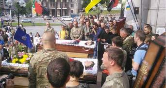 Прощание с погибшими добровольцами в Киеве: люди стали на колени