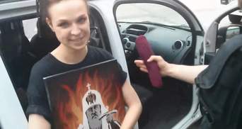 Затримали журналістку, яка протестувала з портретом Кирила у Києві