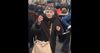 Пенсионеры с георгиевскими ленточками устроили митинг в честь дня советской армии