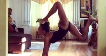 Что она вытворяет: Наоми Кэмпбелл поразила гибкостью во время занятия по йоге
