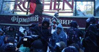 Участники марша в Киеве заблокировали магазин Roshen