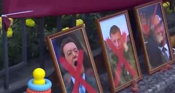 Під шансон та з курячим м'ясом: біля посольства РФ активісти згадують Захарченка