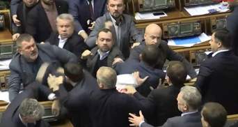 Депутати побились після ухвалення закону про зміни назви УПЦ МП: відео та фото