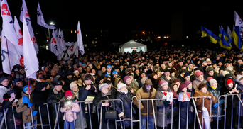 Провокації під час виступу Юлії Тимошенко: у натовп летіли димові шашки