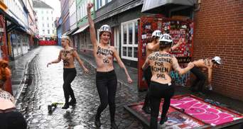 Обнаженные активистки Femen "разрушали патриархат" в немецком Гамбурге: фото 18+