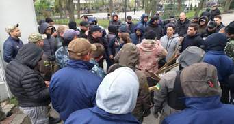 В Одессе активисты заблокировали вход в Летний театр: видео