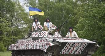 Українські військові вдягнули вишиванки та символічно розфарбували БМП: вражаючі фото та відео