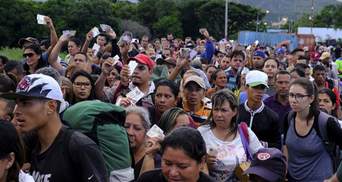 Венесуэльцы массово пересекают границу с Колумбией: впечатляющие фото и видео