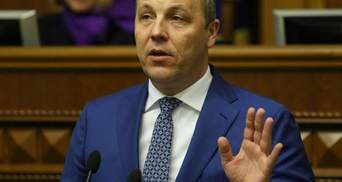 Парубий дал показания по Майдану: "Девушки держались за руки, а их били палками по голове"