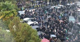 Массовые протесты в Абхазии: "парламент" проголосовал за отставку "президента" – что происходит