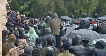 Протесты в оккупированной Россией Абхазии: "администрацию президента" захватили вооруженные люди