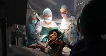 Скрипалька грала на інструменті, коли їй видаляли пухлину у мозку: унікальні фото, відео