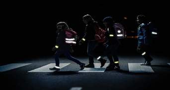 Пішоходів та водіїв можуть штрафувати за відсутність світловідбивачів в темну пору доби