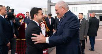 Лукашенко подарував Зеленському вишиванку і запросив до Білорусі: фото