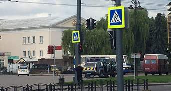 Чоловік погрожує підірвати автобус із заручниками в центрі Луцька: також може мати зброю – фото 