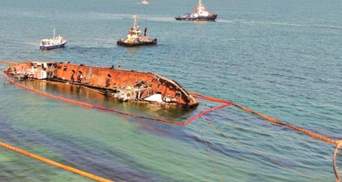 Прочь с пляжа: танкер Delfi обещают убрать ко Дню Независимости