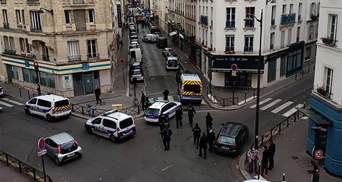 С ножами и криками "Аллах Акбар": в Париже мужчина пытался напасть на полицейских