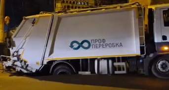 В Киеве под мусоровозом провалился новый асфальт – видео