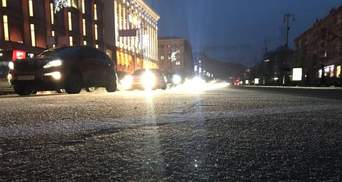 Крижаний дощ: Київ зупинився у нереальних заторах, водіїв закликають скористатися метро – карта