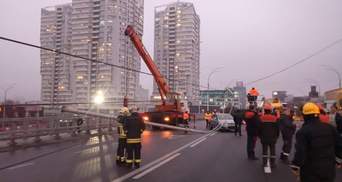 Поврежденные автомобили на Шулявском мосту: кто понесет ответственность