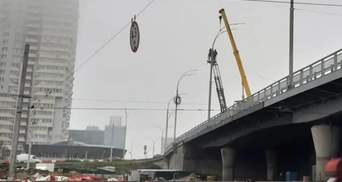 В Киеве на Шулявском мосту установили фонари
