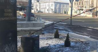 На Луганщине вандалы повредили памятник Героям-добровольцам: фотодоказательство