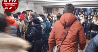 Из-за уже обновленных турникетов: в метро Киева образовалась ужасная давка – фото