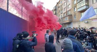 Антоненко не привезли в суд: люди устроили акцию возле СИЗО – фото, видео