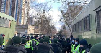 Десятки автозаков и полиции: в Киеве слушают дело Антоненко