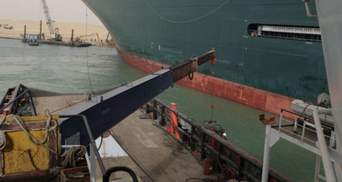 Затримка товарів на 400 мільйонів на годину: контейнеровоз блокує Суецький канал