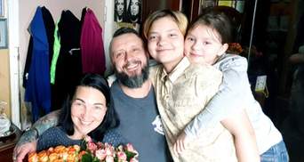 Дети тихо подходят, обнимают и молчат: щемящие детали возвращения Антоненко домой