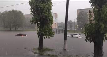 Затопило будинки, вулиці та авто: у Червонограді лютувала негода – фото