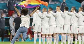 Болельщик с флагом ЛГБТ выбежал на поле во время матча Германия – Венгрия