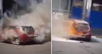 У Хмельницькому під час зарядки загорівся електрокар Nissan Leaf: фото, відео