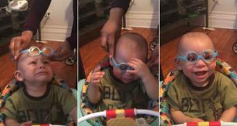 Малышу одели очки и он впервые смог увидеть родителей: видео реакции мальчика