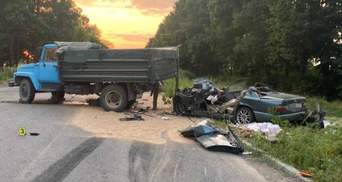 Обганяв вантажівку: на Вінниччині у ДТП загинули батько та син