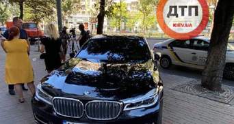 В Киеве директор "Ибиса" набросился на инспектора по парковке: видео