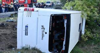 В Венгрии перевернулся пассажирский автобус: есть жертвы и десятки пострадавших – фото
