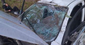 Водитель Mercedes заснул за рулем и влетел в авто патрульных под Киевом
