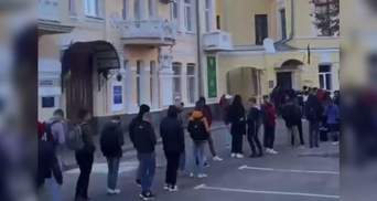 Стоят под военкоматом с 5 утра: харьковских студентов напугали штрафами