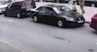 На Софиевской Борщаговке мужчина устроил стрельбу по семье с ребенком: видео нападения