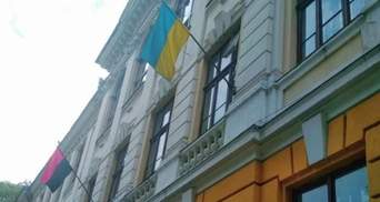 В Черновцах людям не понравился флаг УПА на фасаде школы: директор получила жалобу