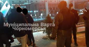 Пока все спали: в Черноморске группа вооруженных мужчин обстреляла общежитие