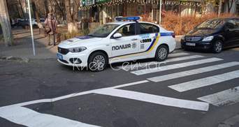 На Печерске полиция припарковалась на "зебре": авто нарушителей в погонах сфотографировали